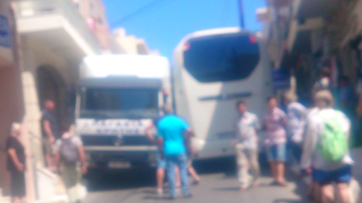 Βίντεο: Λεωφορείο με τουρίστες «σφήνωσε» σε δρόμο στην Ελούντα!